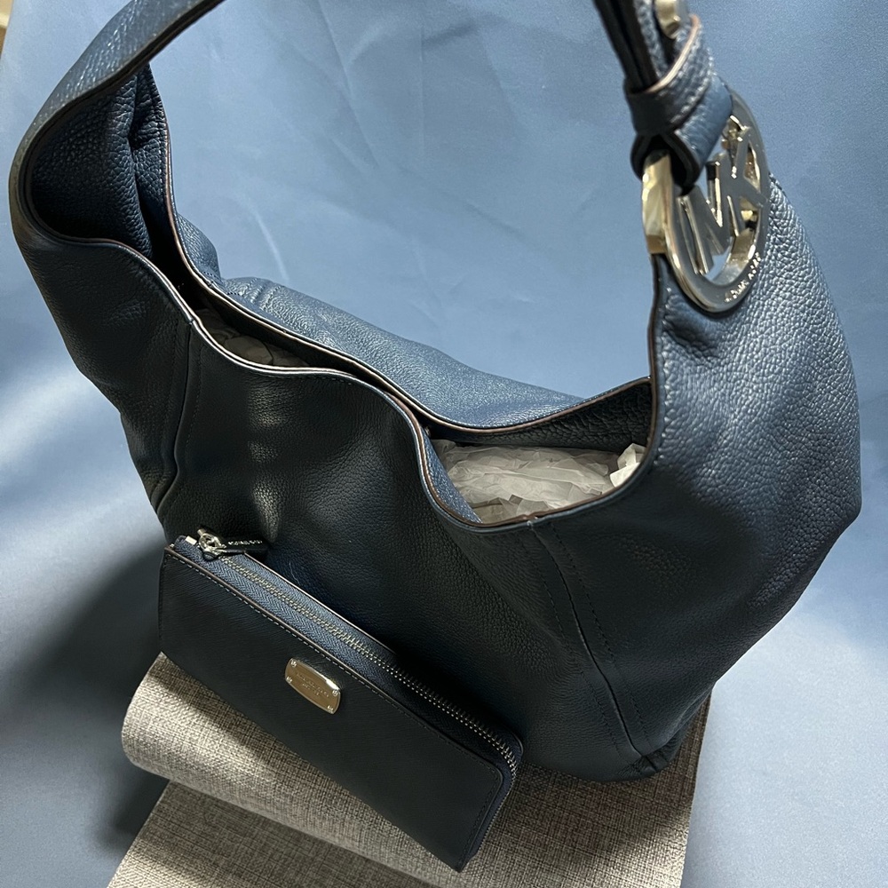 ✨ Michael Kors Jet Set Pebbled Leather Hobo Bag + Matching Wallet ✨